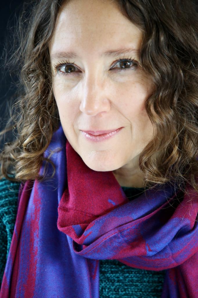 Charlotte Cottier enseigne l’art dramatique aux enfants, adolescents et adultes depuis 2003. Elle est titulaire d’un DEUG Arts du spectacle et d’une licence d’études théâtrales. Scolarisée à l’École des enfants du spectacle à Paris, elle suit dès 10 ans une formation théâtrale exigeante dispensée par Adamante Donsimoni pendant sept ans, principalement selon la méthode Mikhaïl Tchekhov, puis d’autres formations artistiques complémentaires, du Théâtre Forum et techniques introspectives d’Augusto Boal (compagnie NAJE) aux techniques respiratoires et vocales liées au chant lyrique grâce au cours de chant Françoise Galais pendant deux ans (méthode Yva Barthélémy). Elle est aussi formée au métier de correcteur et à la réécriture au CEC (cours de Jacques Décourt, Jean-Pierre Colignon, Annick Valade...) avant d’écrire de la poésie et travailler avec des artistes plasticiennes (éditions L’œil de la méduse). Pour en savoir plus: https://charlotte-cottier.com/ Crédit photo : Gwénaëlle Colin